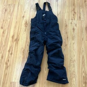 Land’s End navy ski bib. Size 6. Excellent condition.